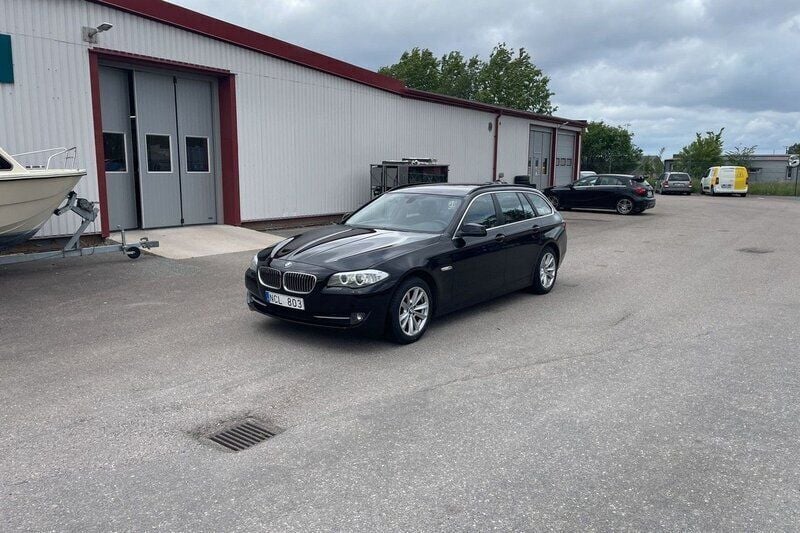 Svart Begagnad 2012 BMW 520 Kombi | 144 500 kr (Lite dyr) - Bild 1/4