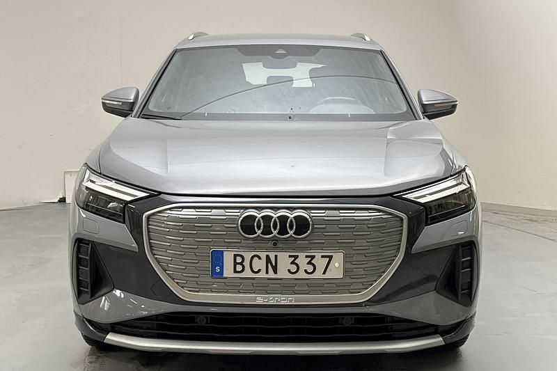 Begagnad Audi Q4 e-tron Comfort 150 kW (204 HK) 2022 Grå SUV