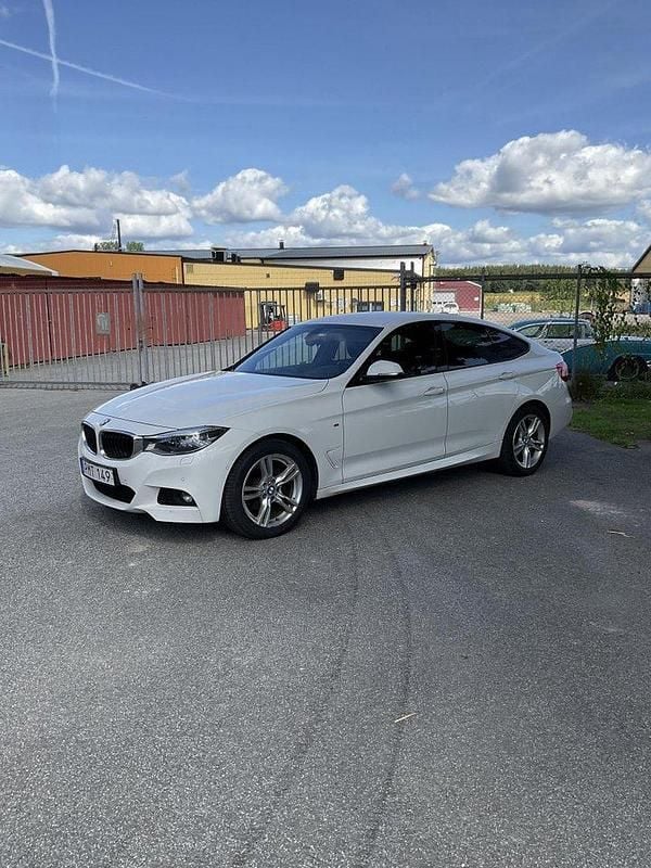 Vit Begagnad 2017 BMW 320 Gran Turismo M Sport Halvkombi | 129 000 kr - Bild 1/4