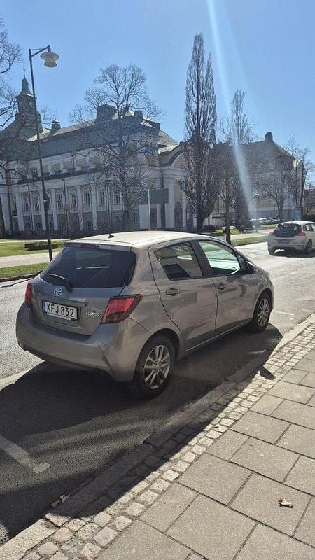 Brun Begagnad 2015 Toyota Yaris Active Halvkombi | 65 000 kr (Marknadspris) - Bild 1/4