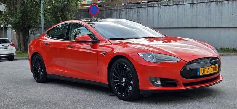 Orange Begagnad 2014 Tesla Model S Halvkombi | 218 900 kr (Dyr) - Bild 1/4