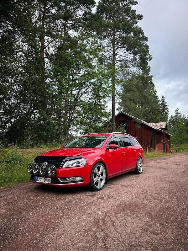 Röd Begagnad 2013 VW Passat Kombi | 79 000 kr (Lite dyr) - Bild 1/4