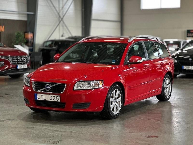 Röd Begagnad 2011 Volvo V50 Kinetic Kombi | 59 900 kr (Marknadspris) - Bild 1/4