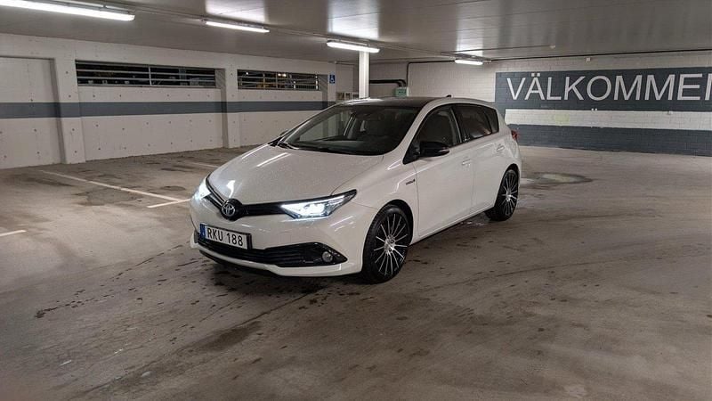 Vit Begagnad 2017 Toyota Auris Hybrid Comfort Halvkombi | 162 000 kr (Marknadspris) - Bild 1/4