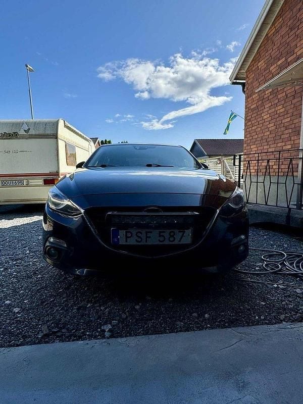 Svart Begagnad 2015 Mazda 3 Inclusive Halvkombi | 95 000 kr (Marknadspris) - Bild 1/4