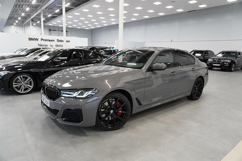 Grå Begagnad 2020 BMW 530e M Sport Sedan | 449 900 kr - Bild 1/4