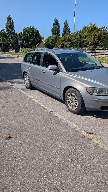 Grå Begagnad 2007 Volvo V50 Kinetic Kombi | 27 000 kr (Marknadspris) - Bild 1/4