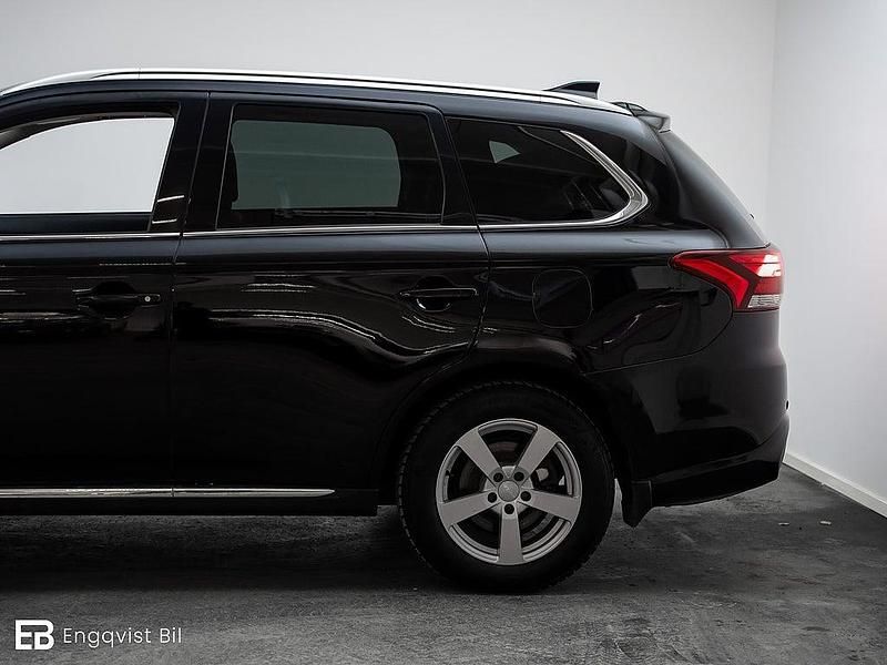 Begagnad Mitsubishi Outlander P-HEV 121 HK (88 kW) 2017 Svart SUV