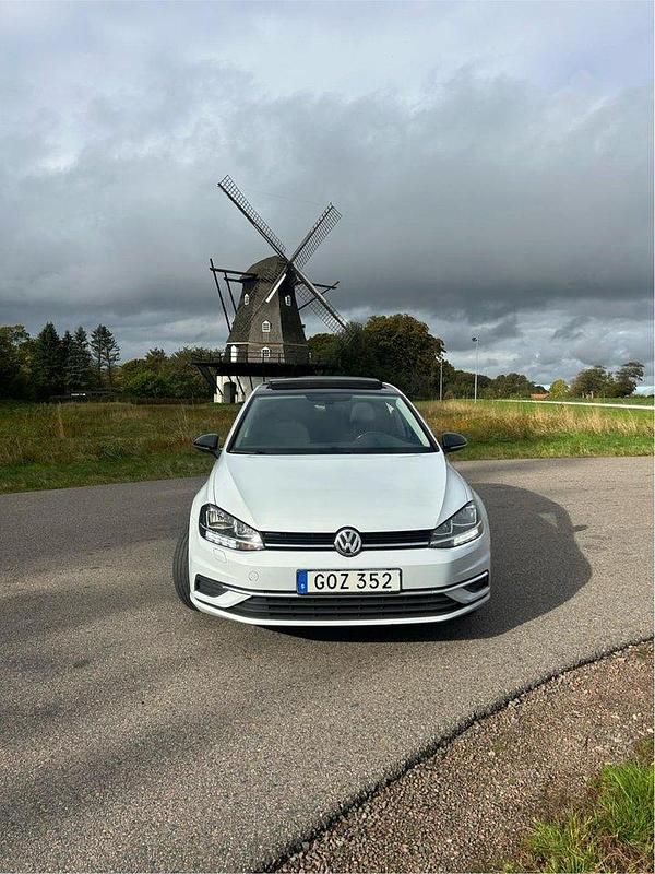 Grå Begagnad 2018 VW Golf VII Halvkombi | 120 000 kr (Marknadspris) - Bild 1/4