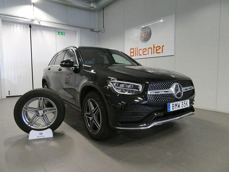 Svart Begagnad 2022 Mercedes GLC300e AMG line SUV | 399 900 kr (Bra pris) - Bild 1/3