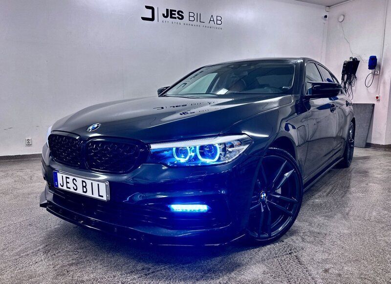 Grå (grå metallic) Begagnad 2020 BMW 530e iPerformance Sedan | 349 900 kr (Marknadspris) - Bild 1/4
