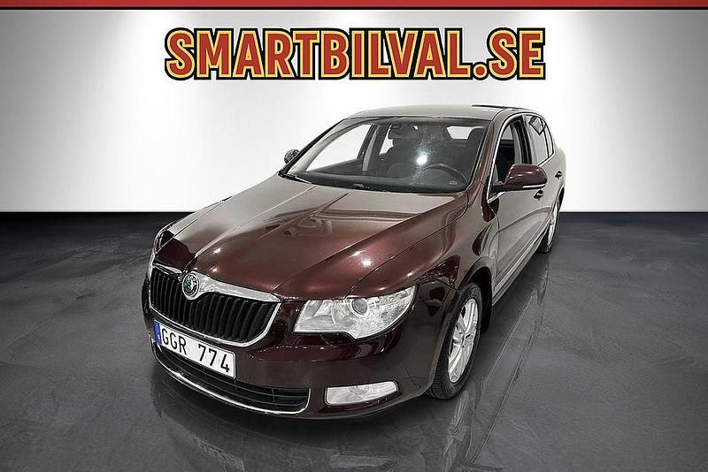 Mörkröd Begagnad 2009 Skoda Superb Ambition Halvkombi | 49 900 kr - Bild 1/4