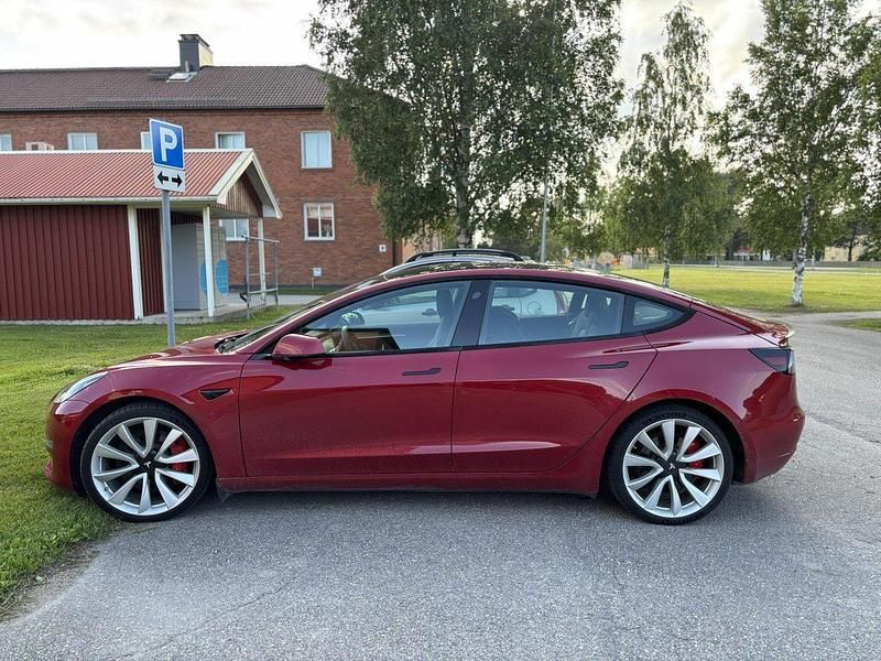 Röd Begagnad 2021 Tesla Model 3 Performance Sedan | 309 000 kr (Bra pris) - Bild 1/4
