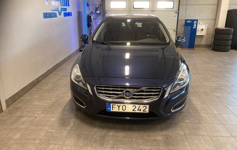Blå Begagnad 2011 Volvo V60 Momentum Kombi | 119 000 kr (Marknadspris) - Bild 1/4