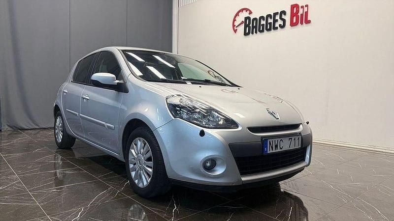Silver Begagnad 2012 Renault Clio R.S. Halvkombi | 29 900 kr (Marknadspris) - Bild 1/4
