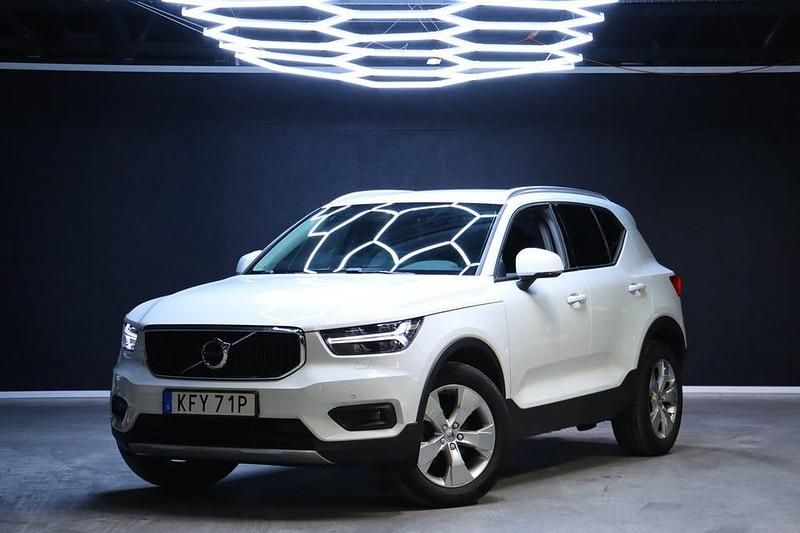 Vit Begagnad 2021 Volvo XC40 Momentum SUV | 269 900 kr (Marknadspris) - Bild 1/4