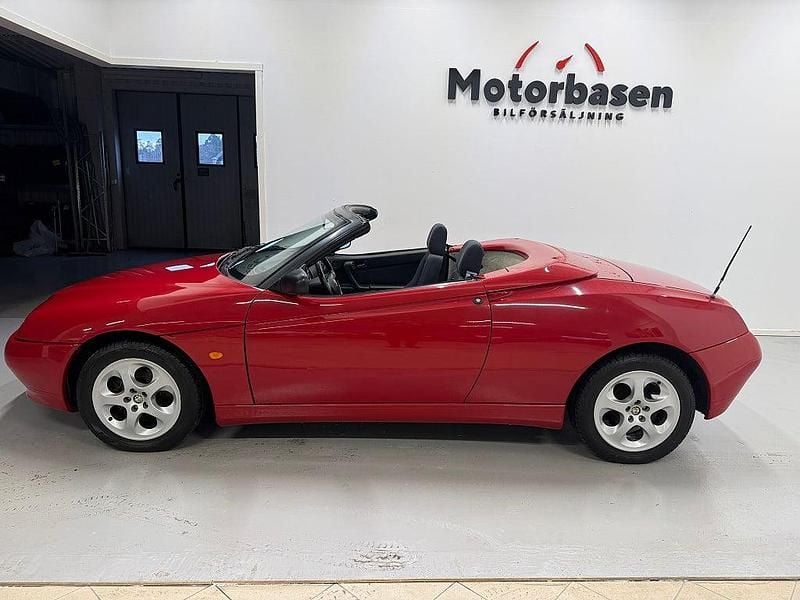 Begagnad Alfa Romeo Spider 155 HK (114 kW) 1999 Röd Cab
