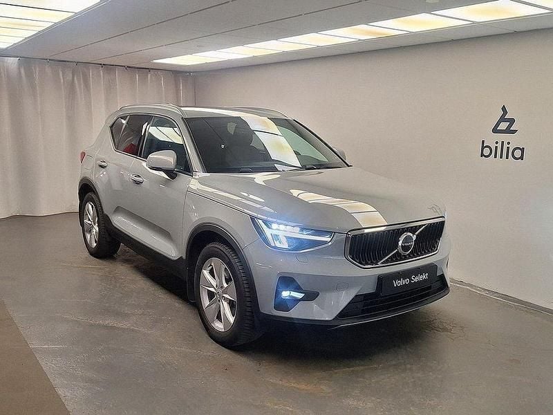 Grå Begagnad 2023 Volvo XC40 Core SUV | 349 000 kr (Marknadspris) - Bild 1/4