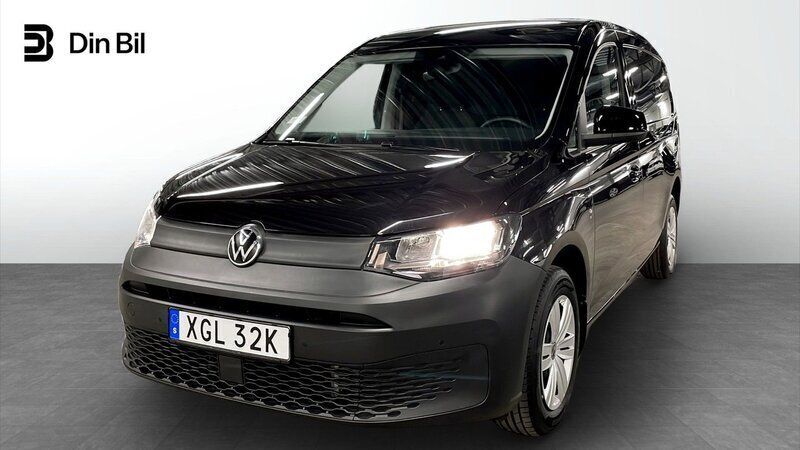 Svart (deep black pärleffekt) Begagnad 2024 VW Caddy Maxi Minibuss | 344 900 kr (Marknadspris) - Bild 1/4