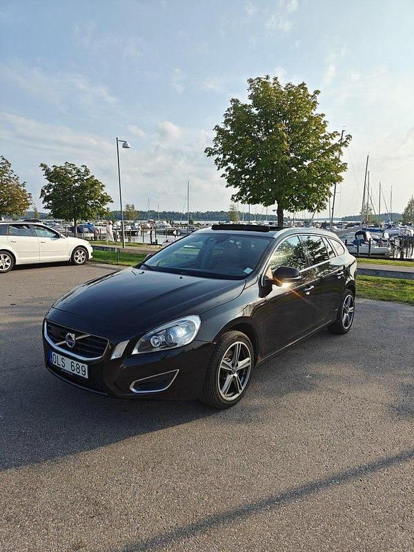 Svart Begagnad 2011 Volvo V60 Kombi | 59 950 kr (Marknadspris) - Bild 1/4