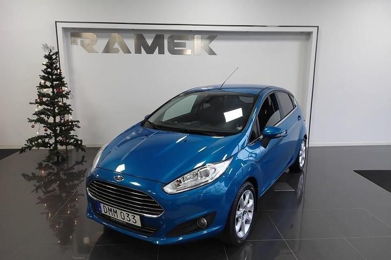 Blå Begagnad 2015 Ford Fiesta Titanium Halvkombi | 59 000 kr (Marknadspris) - Bild 1/4