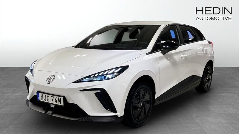 Vit (white) Begagnad 2023 MG MG4 EV Halvkombi | 259 900 kr (Marknadspris) - Bild 1/4
