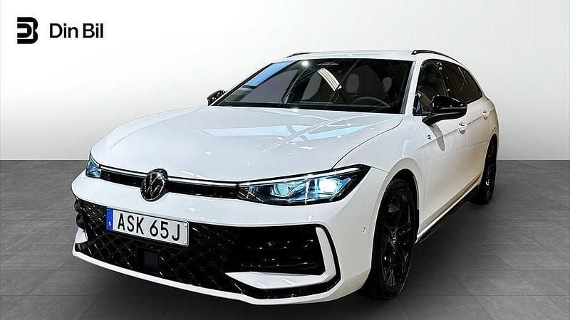 Vit Begagnad 2024 VW Passat R-line Kombi | 449 900 kr (Dyr) - Bild 1/4