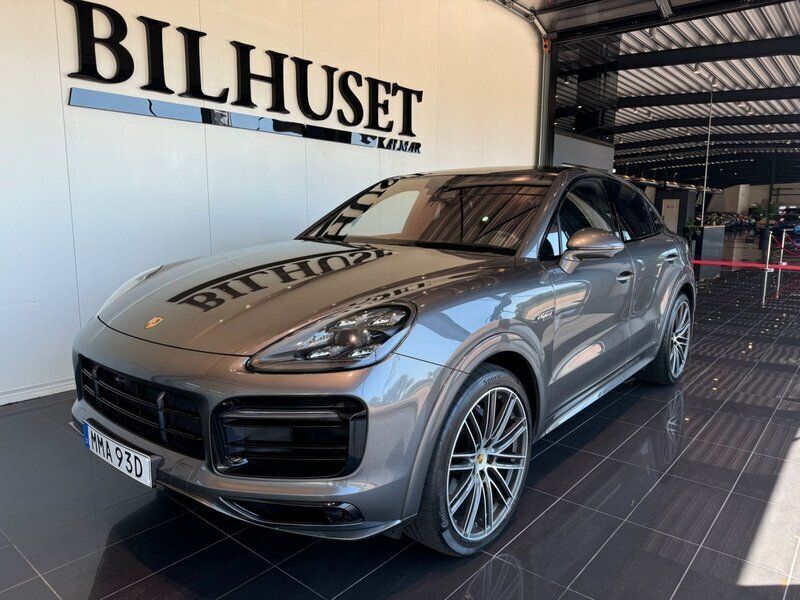 Grå Begagnad 2021 Porsche Cayenne SUV | 799 900 kr (Marknadspris) - Bild 1/4
