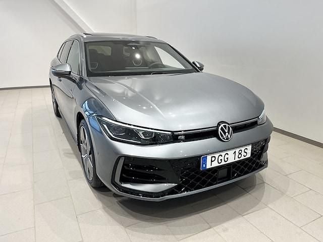 Mörkgrå (diabase grey metallic) Ny 2025 VW Passat R-line Kombi | 556 500 kr (Bra pris) - Bild 1/4