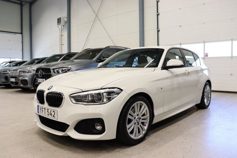 Vit Begagnad 2016 BMW 118 M Sport Halvkombi | 179 700 kr (Marknadspris) - Bild 1/4