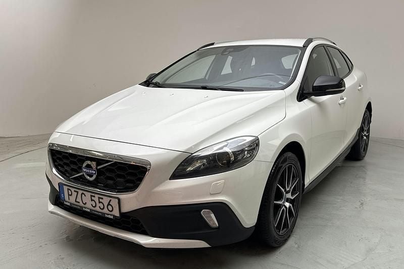Vit Begagnad 2016 Volvo V40 CC Momentum Kombi | 119 900 kr (Bra pris) - Bild 1/4