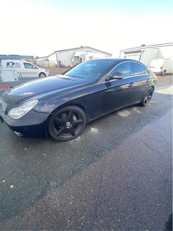 Svart Begagnad 2005 Mercedes CLS500 Sportkupé | 130 000 kr - Bild 1/4