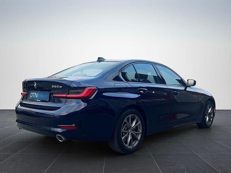 Begagnad BMW 330e Sport Line 292 HK (214 kW) 2021 Blå Sedan