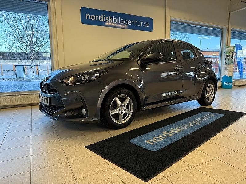 Mörkgrå Begagnad 2022 Toyota Yaris Hybrid Active Halvkombi | 169 900 kr (Lite dyr) - Bild 1/4