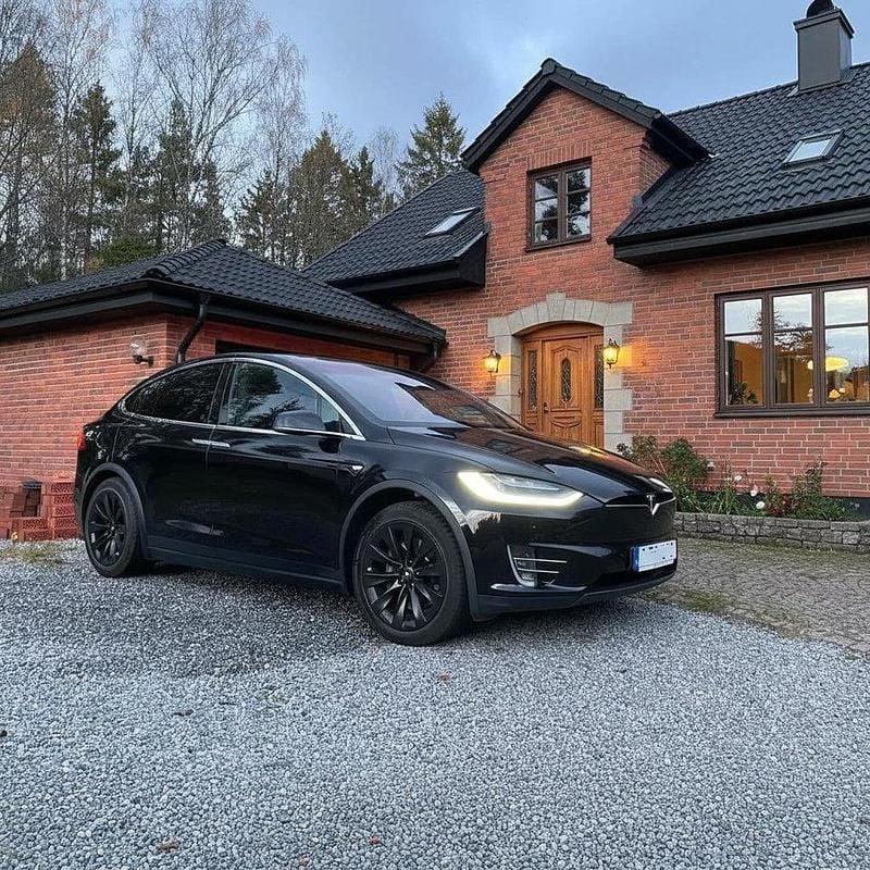 Svart Begagnad 2020 Tesla Model X SUV | 450 000 kr (Marknadspris) - Bild 1/4