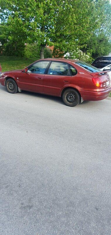 Röd Begagnad 2000 Toyota Corolla Halvkombi | 17 000 kr (Superpris) - Bild 1/4