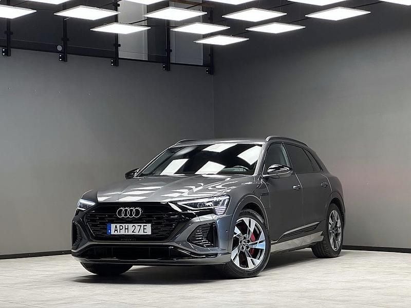 Begagnad Audi Q8 e-tron S-Line 300 kW (408 HK) 2023 Grå SUV