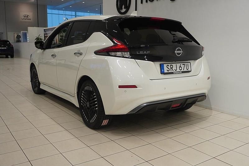 Begagnad Nissan Leaf N-Connecta 110 kW (150 HK) 2023 Pearl white Halvkombi