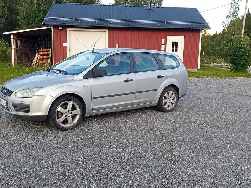 Silver Begagnad 2006 Ford Focus Kombi | 15 900 kr - Bild 1/4