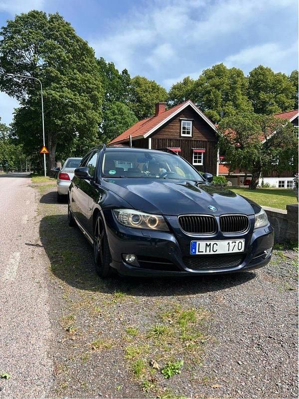 Blå Begagnad 2009 BMW 325 Comfort Edition Kombi | 85 000 kr (Marknadspris) - Bild 1/4