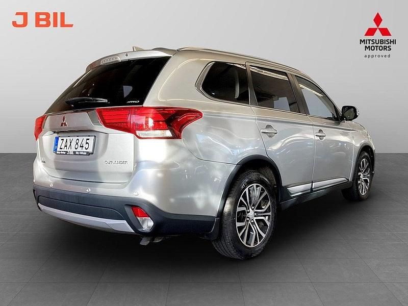 Begagnad Mitsubishi Outlander 150 HK (110 kW) 2017 Silver SUV