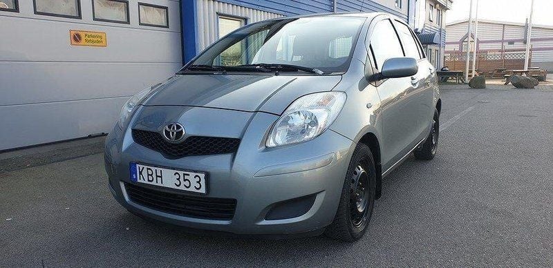 Grå Begagnad 2009 Toyota Yaris Halvkombi | 29 900 kr (Marknadspris) - Bild 1/4
