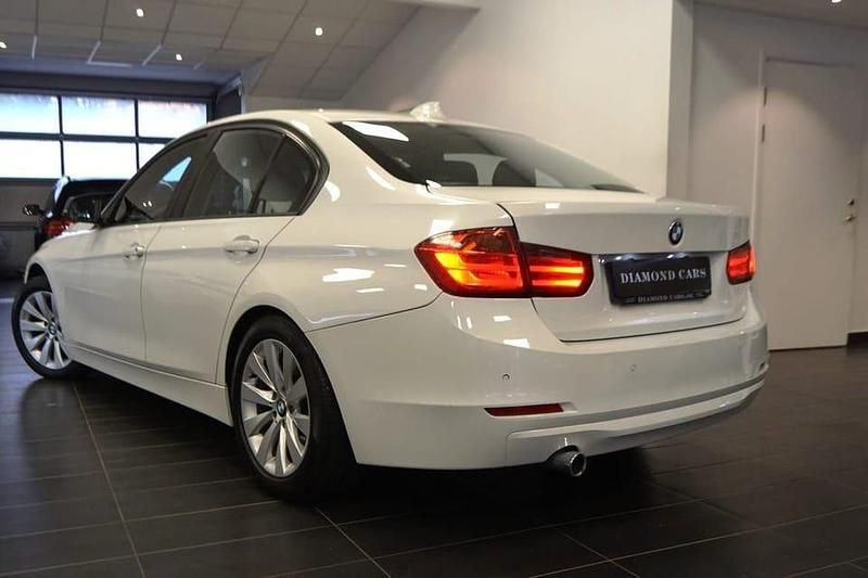 Begagnad BMW 318 144 HK (105 kW) 2012 Vit Sedan