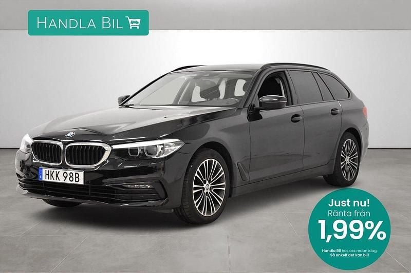 Svart Begagnad 2020 BMW 520 Sport Line Kombi | 319 900 kr (Superpris) - Bild 1/3