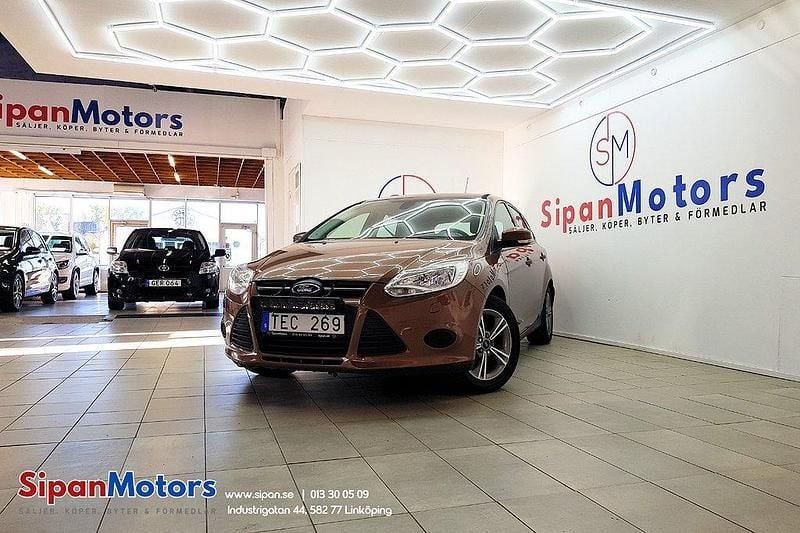 Brun Begagnad 2013 Ford Focus Halvkombi | 46 900 kr (Marknadspris) - Bild 1/4