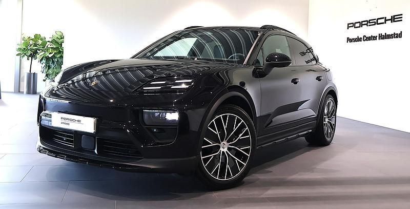 Svart (black) Begagnad 2024 Porsche Macan SUV | 890 000 kr (Marknadspris) - Bild 1/4
