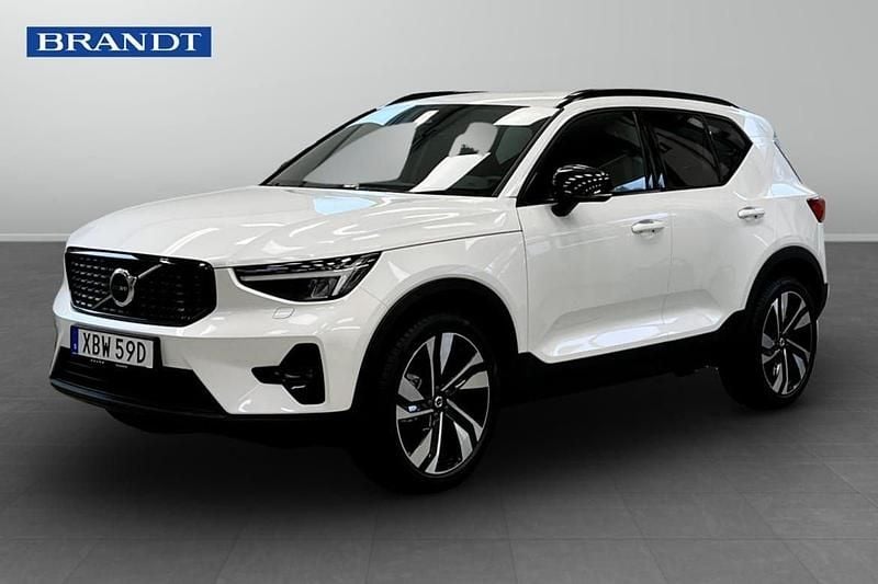 Vit Ny 2025 Volvo XC40 Plus SUV | 469 900 kr (Marknadspris) - Bild 1/4