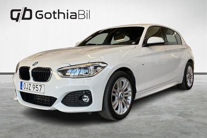 Vit Begagnad 2016 BMW 118 M Sport Halvkombi | 149 900 kr (Marknadspris) - Bild 1/4