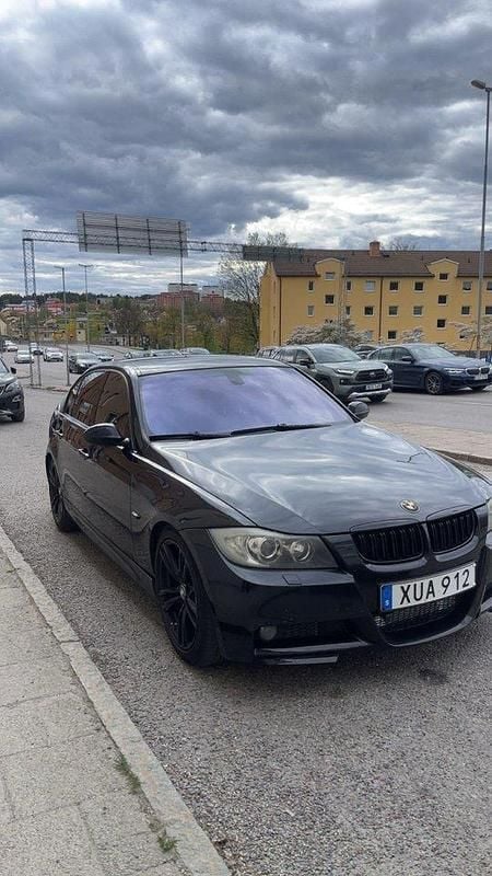 Svart Begagnad 2006 BMW 330 Comfort Edition Sedan | 55 000 kr (Superpris) - Bild 1/3