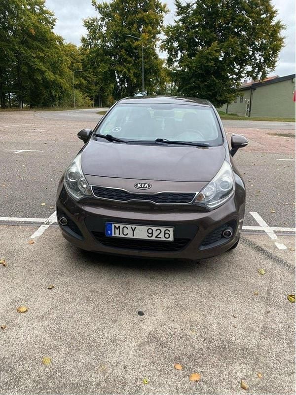 Brun Begagnad 2012 Kia Rio Halvkombi | 49 900 kr (Marknadspris) - Bild 1/4